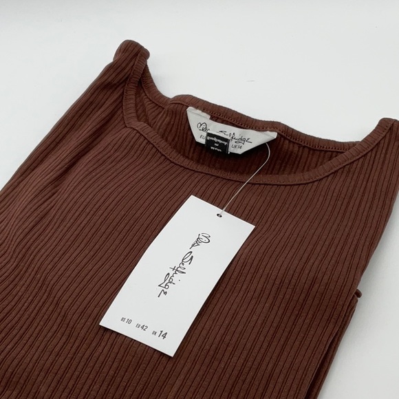 Miss Selfridge Tops - 🏷 3/$20 🏷 Miss Selfridge long sleeve ribbed cropped lettuce hem top chocolate
